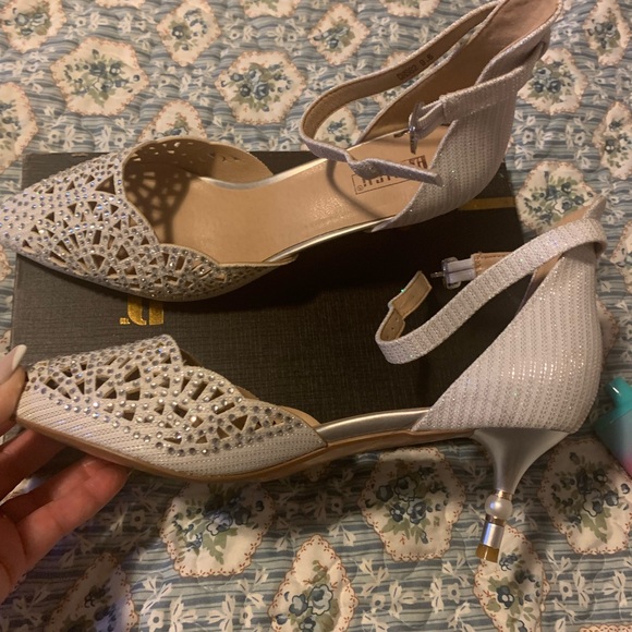 Size 9.5 ivory wedding shoes Never worn - Picture 2 of 5